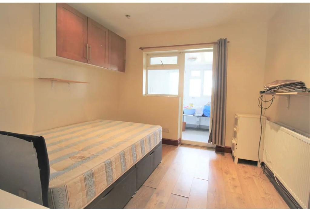 Waverley Road, Harrow, Studio £950 pcm (£219 pw)