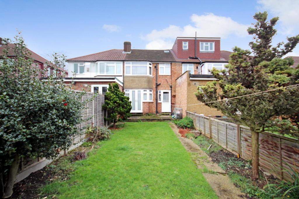 V Way, Perivale, Middlesex UB6 3 bed terraced house £500,000