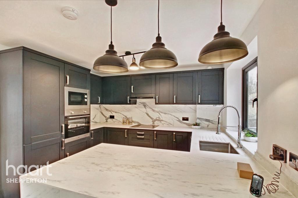 Felix Lane, Shepperton 3 bed chalet £750,000