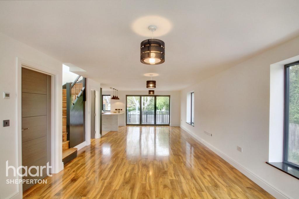 Felix Lane, Shepperton 3 bed chalet £750,000