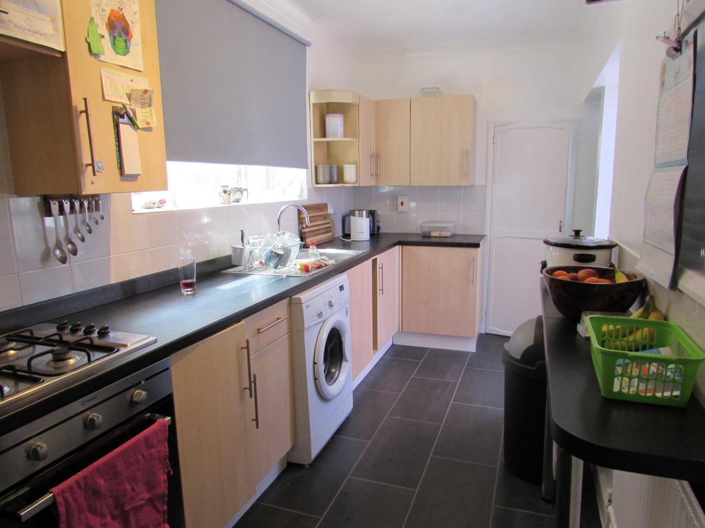 Hillsdowns Avenue, Tipner, Portsmouth, PO2 3 bed end of terrace house