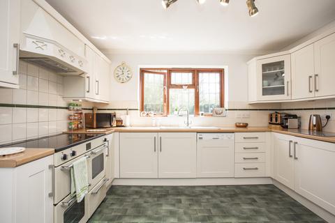 14 Ashdown Chase, Nutley, Uckfield, TN22 3LY
