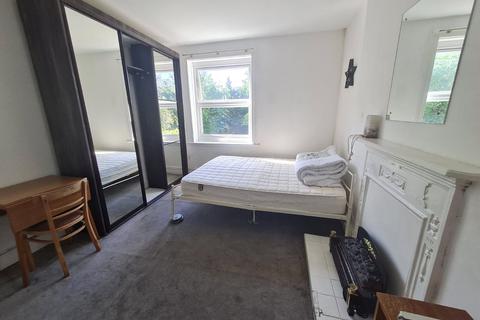 Studio to rent - Madeley Road, Ealing, London, W5