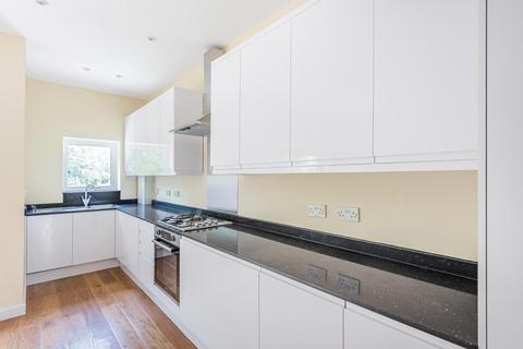 38 Lankaster Gardens, London, N2 9AJ