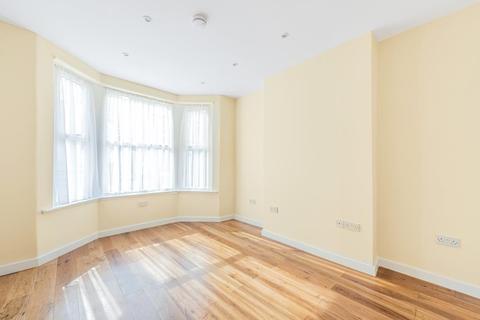 38 Lankaster Gardens, London, N2 9AJ