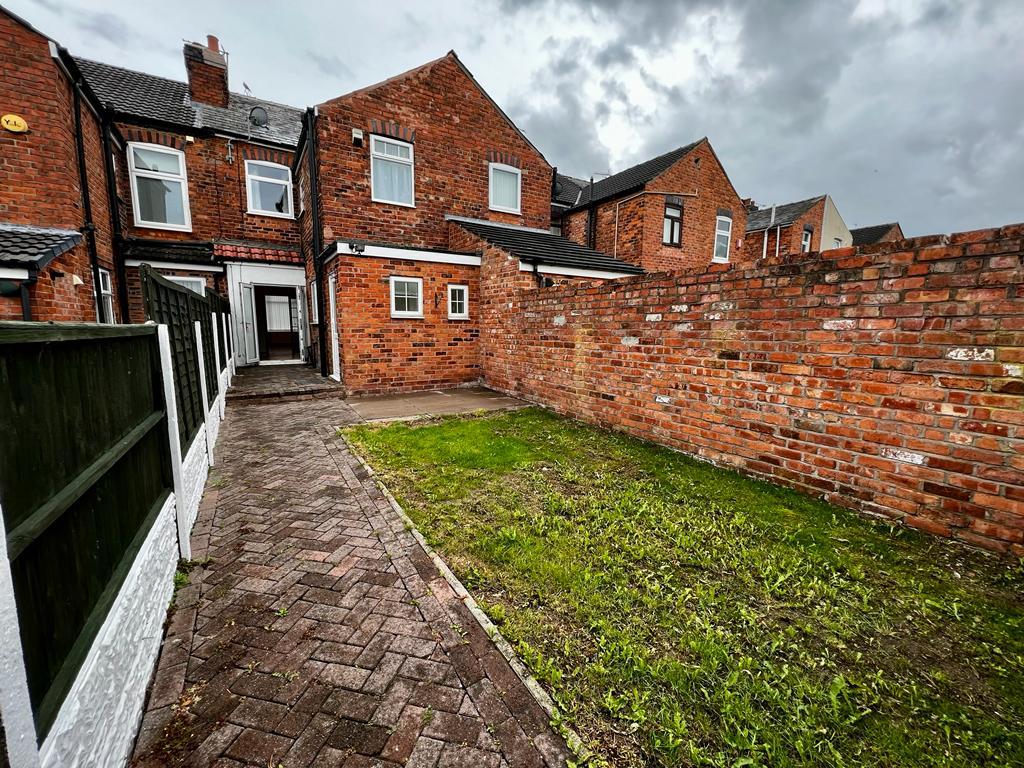 Minshull New Road, Crewe, CW1 2 bed terraced house £775 pcm (£179 pw)