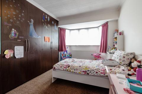 52 Queens Walk, Ruislip, HA4 0LT