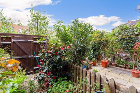 4 Cottage Walk, London, N16 7LA
