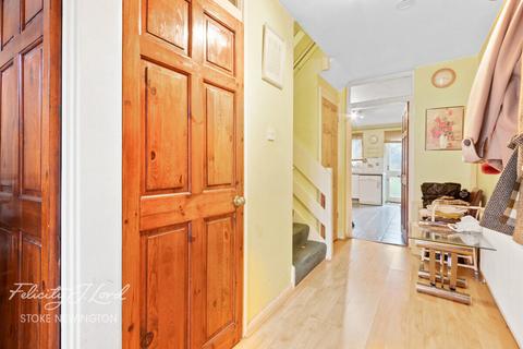 4 Cottage Walk, London, N16 7LA
