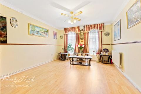 4 Cottage Walk, London, N16 7LA