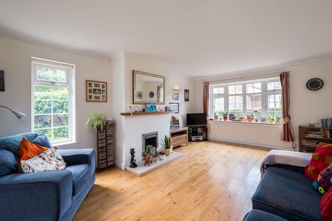 9 Beadle Garth, Copmanthorpe, York, YO23 3YJ