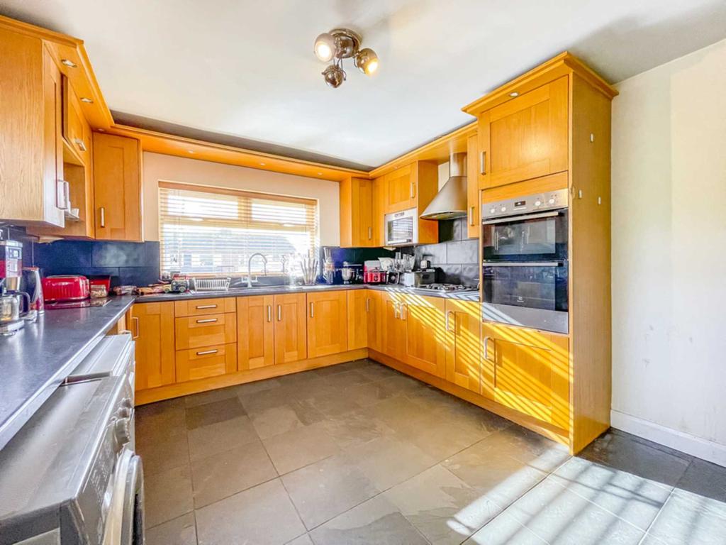 Glen Avenue, Batley 3 bed detached house £292,000
