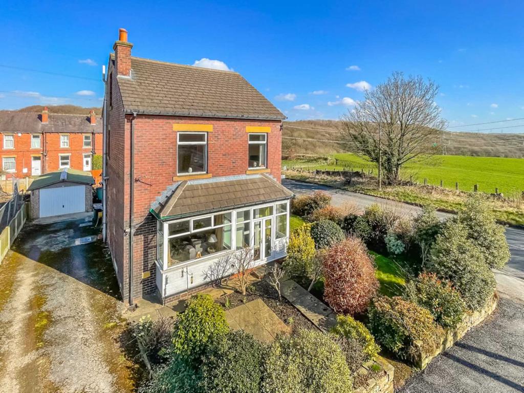 Leeds Road, Batley 4 bed detached house £299,950