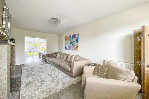 18 Ghyllroyd Drive, Birkenshaw, Bradford, BD11 2ES