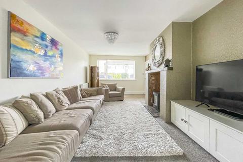 18 Ghyllroyd Drive, Birkenshaw, Bradford, BD11 2ES
