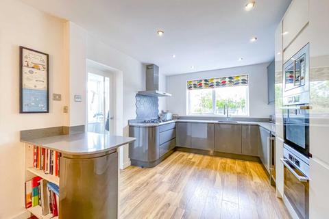 18 Ghyllroyd Drive, Birkenshaw, Bradford, BD11 2ES