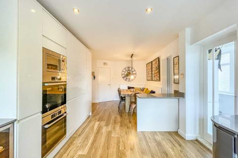 18 Ghyllroyd Drive, Birkenshaw, Bradford, BD11 2ES