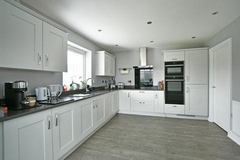 6 Flora Close, Blunsdon, Swindon, SN26 8AE