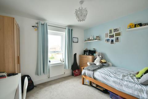 6 Flora Close, Blunsdon, Swindon, SN26 8AE
