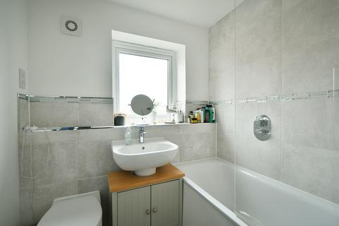 6 Flora Close, Blunsdon, Swindon, SN26 8AE