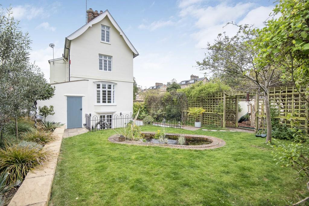 Fairmile, HenleyonThames 5 bed semidetached house £3,750 pcm (£865 pw)