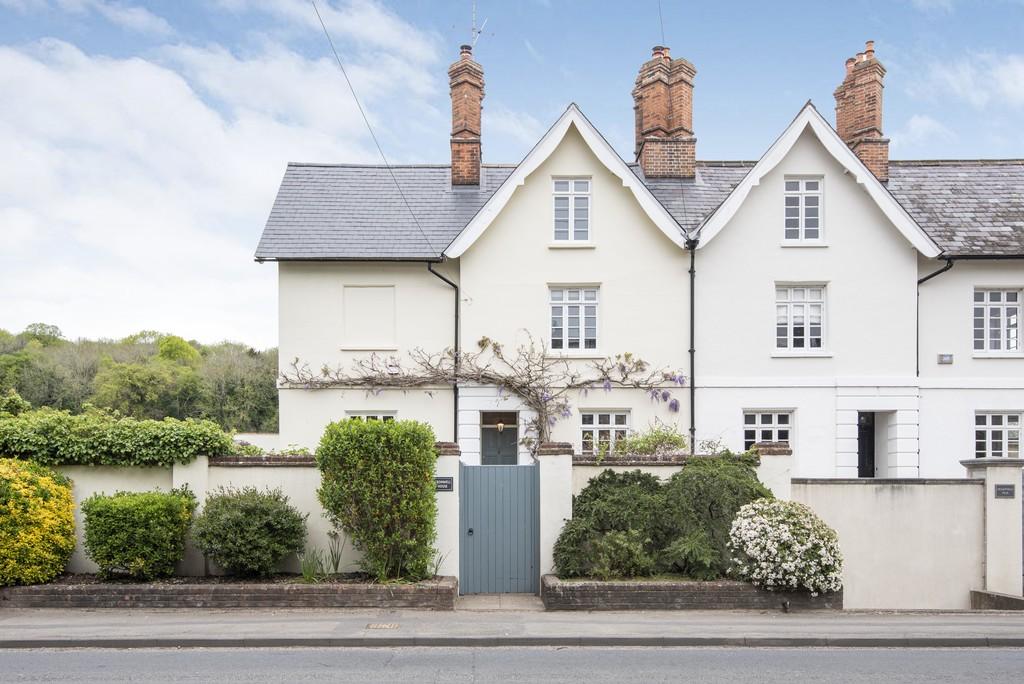 Fairmile, HenleyonThames 5 bed semidetached house £3,750 pcm (£865 pw)