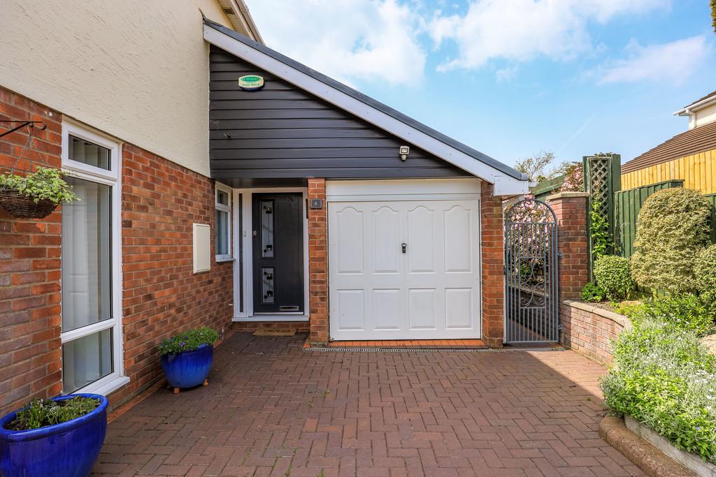 6 Priory Oak, Brackla, Bridgend... 4 bed detached house £380,000