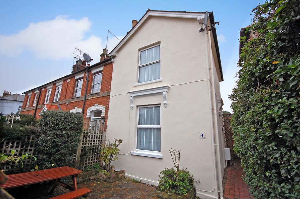 Long Garden Walk, Farnham, GU9 2 bed end of terrace house £1,150 pcm