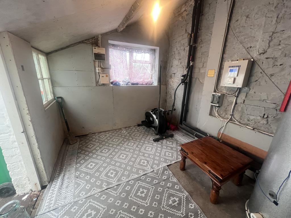 Side Porch / Covered Area