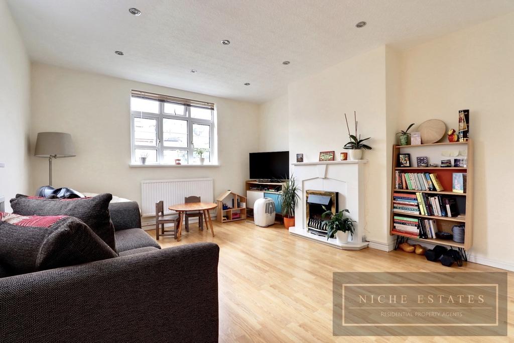 Beaconsfield Road, Friern 2 bed apartment £1,550 pcm (£358 pw)