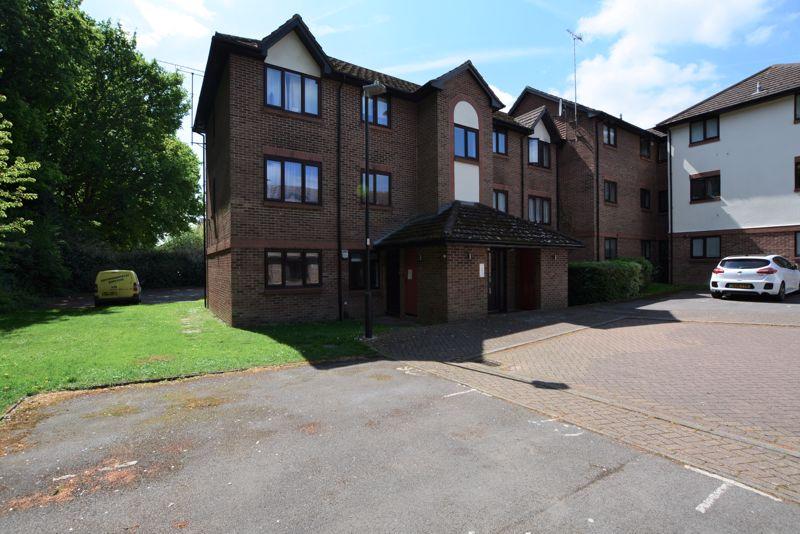 Littlebrook Avenue, Slough 1 bed apartment £895 pcm (£207 pw)