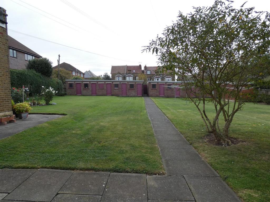 Beacon Hill, Herne Bay 2 bed flat £950 pcm (£219 pw)