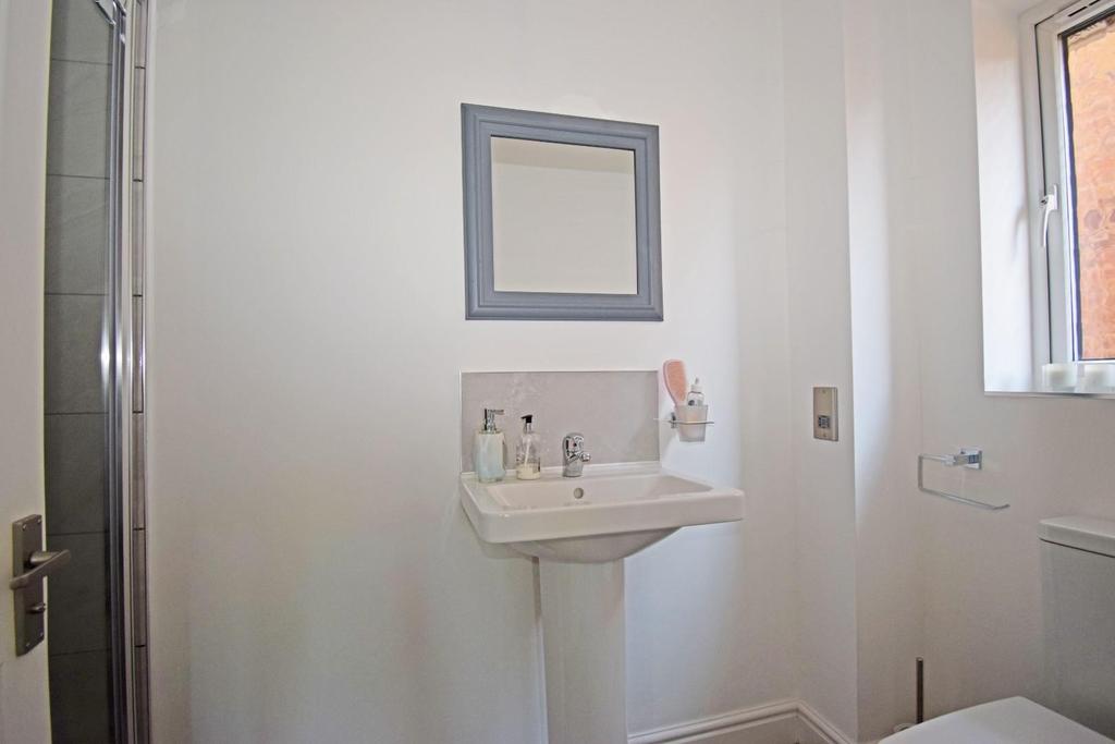 26 Pear Tree Way, bedroom en suite.jpg