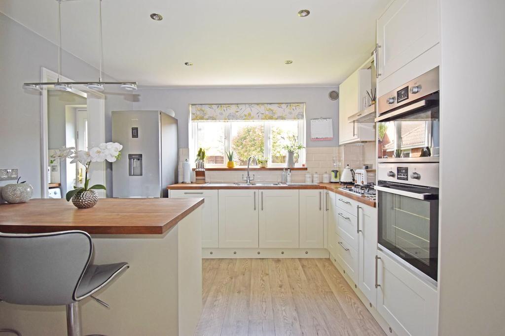 26 Pear Tree Way, kitchen a.jpg