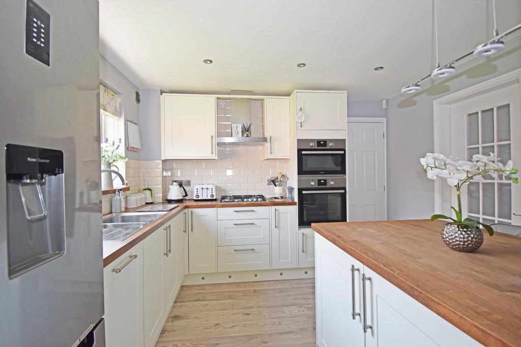 26 Pear Tree Way, kitchen b.jpg