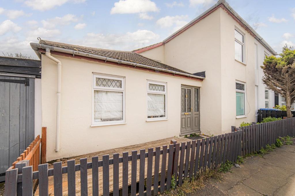 Plantation Road, Faversham 3 bed house £285,000