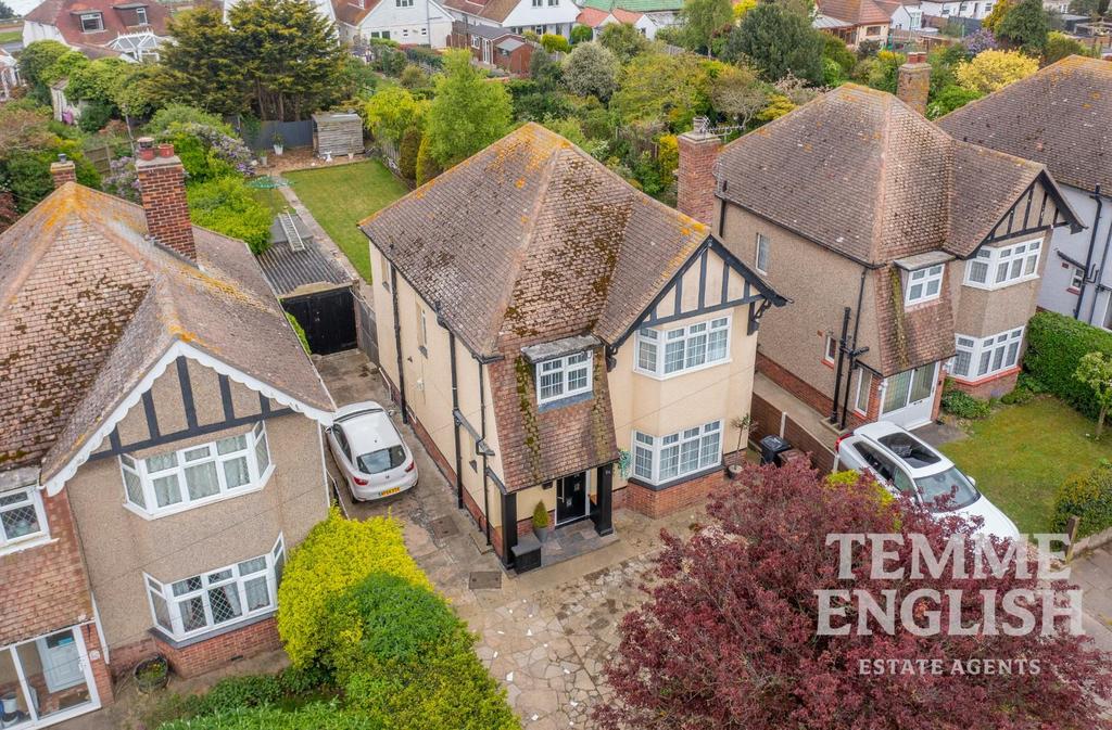 Canterbury Road, HollandOnSea... 3 bed detached house £500,000
