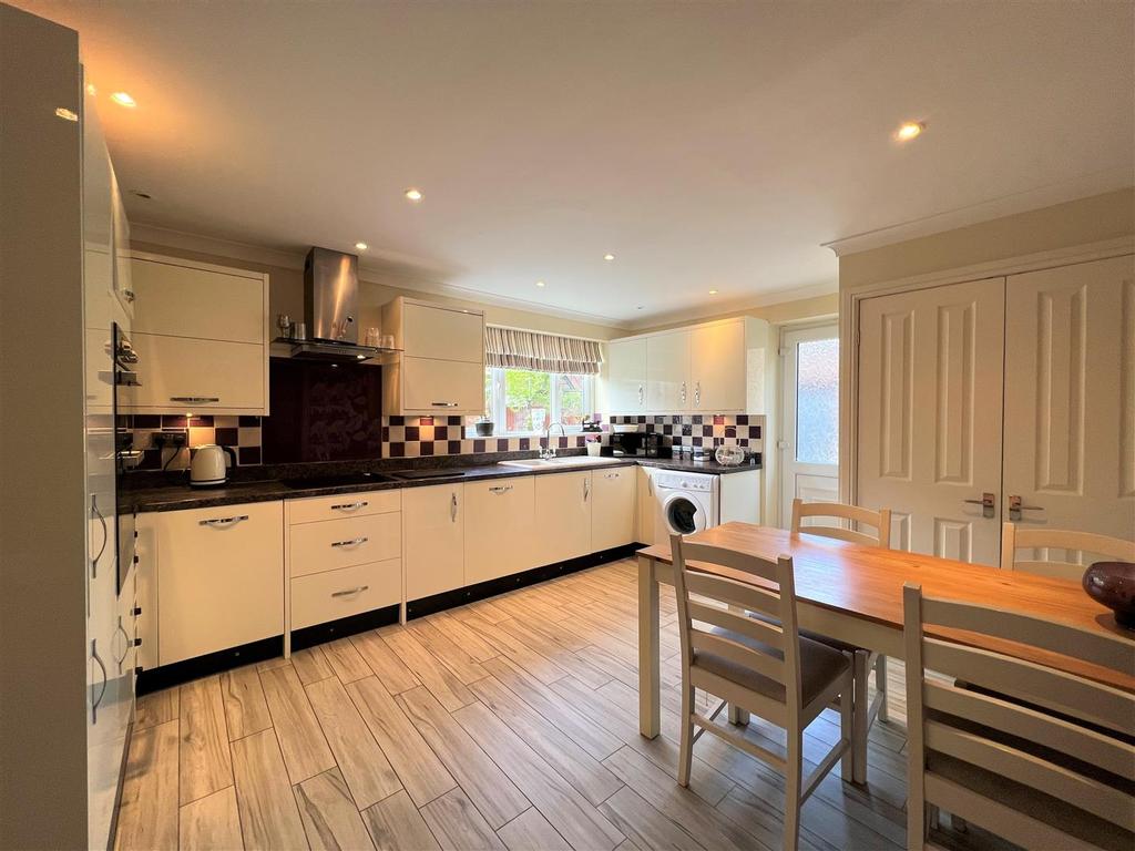 Front Street, Laxton, Goole 4 bed detached house £370,000
