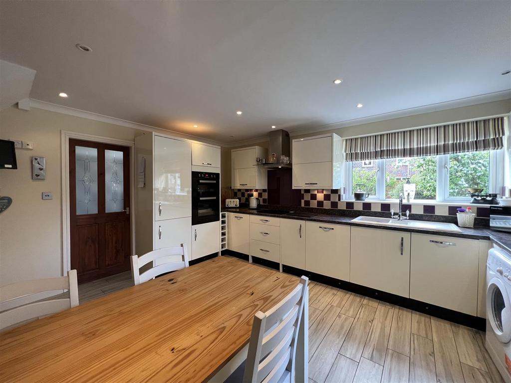 Front Street, Laxton, Goole 4 bed detached house £370,000