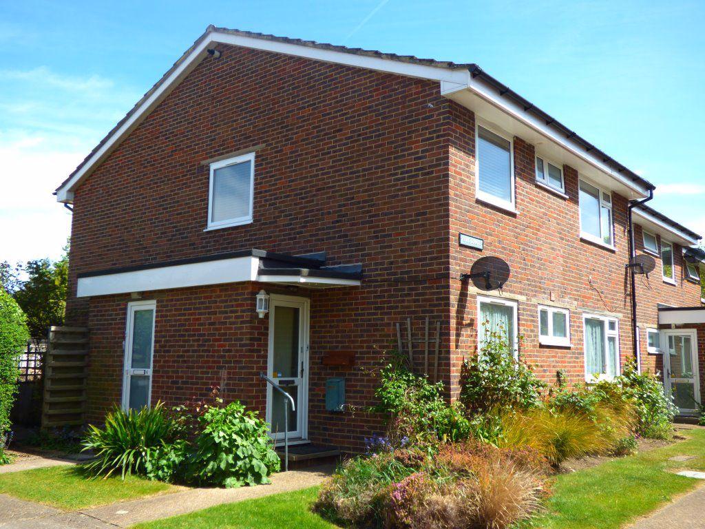 BOOKHAM 2 bed £1,400 pcm (£323 pw)