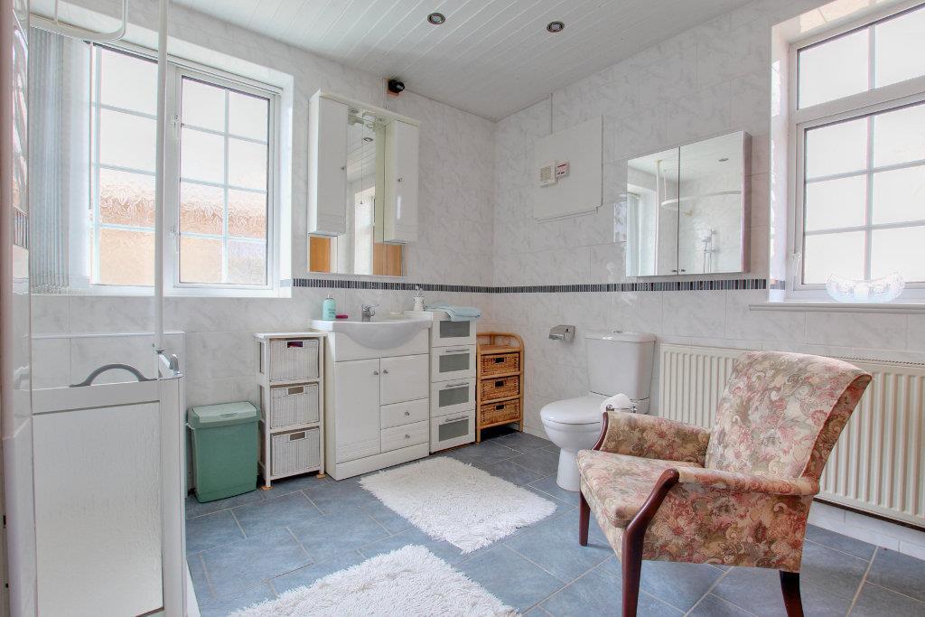 En suite shower room/w.c