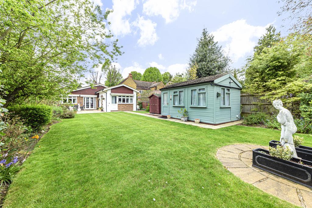 Broadlands Avenue, Shepperton, TW17 3 bed bungalow £1,050,000