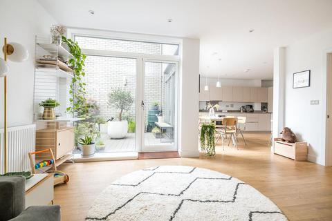 54 Medlar Street, London, SE5 0BA