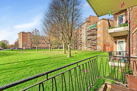 2 bedroom flat to rent, Horne Way, Putney SW15