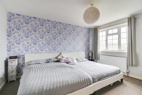 3 bedroom semi-detached house to rent - Neil Armstrong Way, Leigh-on-sea, SS9