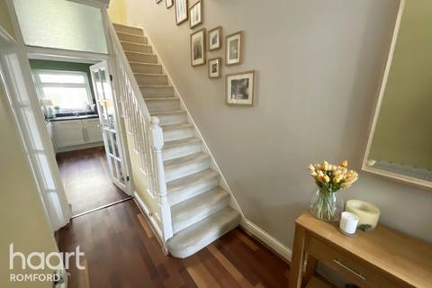 97 Cross Road, Mawneys, Romford, RM7 8DX