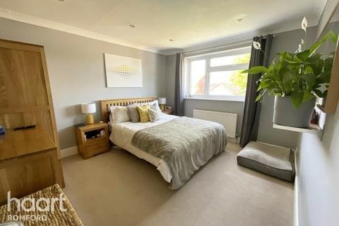 97 Cross Road, Mawneys, Romford, RM7 8DX