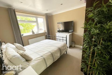 97 Cross Road, Mawneys, Romford, RM7 8DX