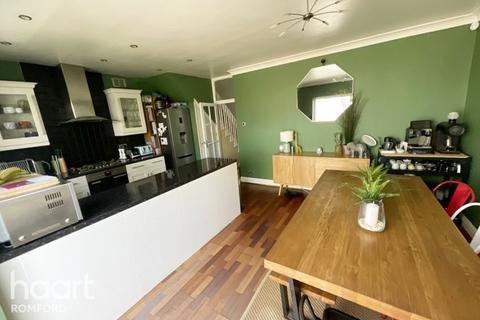 97 Cross Road, Mawneys, Romford, RM7 8DX
