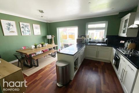 97 Cross Road, Mawneys, Romford, RM7 8DX